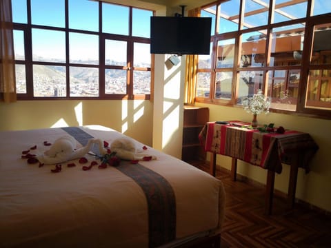 Bed, TV and multimedia, Photo of the whole room, Mountain view