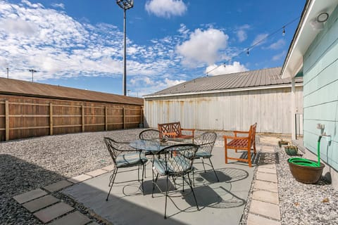 Patio, Area and facilities