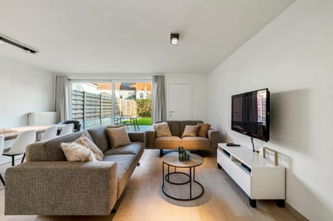 Garden, TV and multimedia, Living room, Seating area