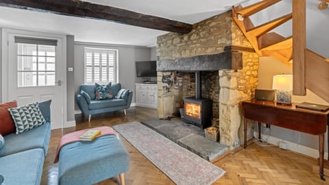 TV and multimedia, Living room, Seating area, fireplace