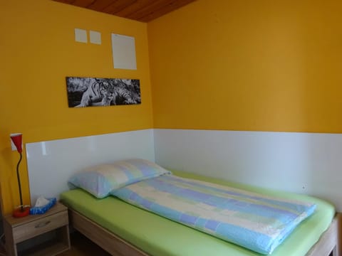 Shower, Toilet, Bed, TV and multimedia