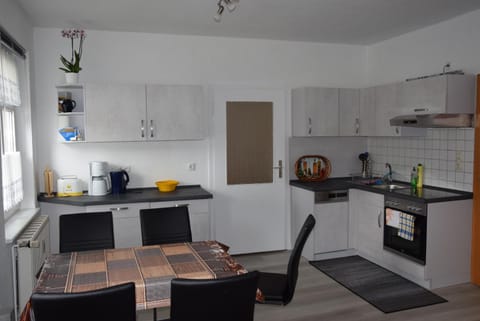 TV and multimedia, Kitchen or kitchenette, Living room, Seating area, Dining area, Communal kitchen