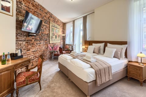 Bed, Balcony/Terrace, Photo of the whole room, Bedroom, City view
