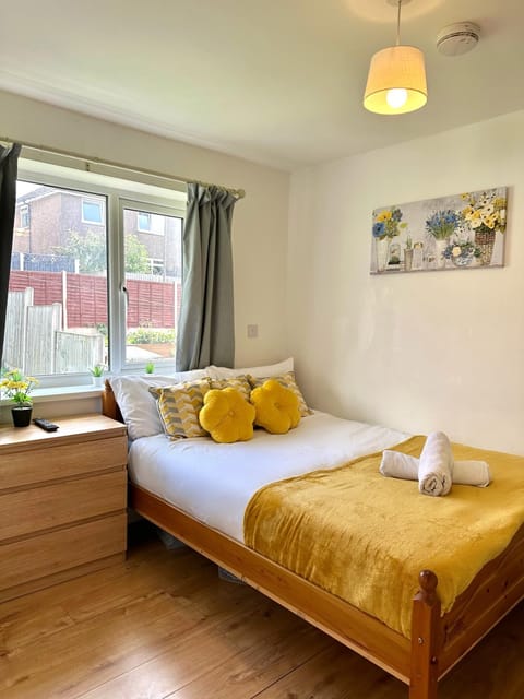 Langdale House - Group Stays Contractors & Families Long or Short Stay - 5 Rooms 7 Beds 3 bathrooms Kitchen, FREE Wi-Fi & Parking House in Derby