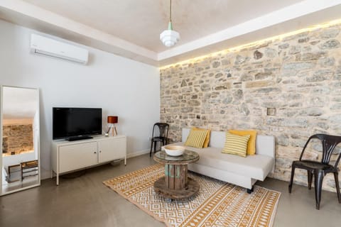 Communal lounge/ TV room, TV and multimedia, Living room, air conditioner