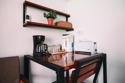 Coffee/tea facilities, Food and drinks