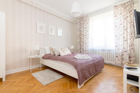 Bed, Living room