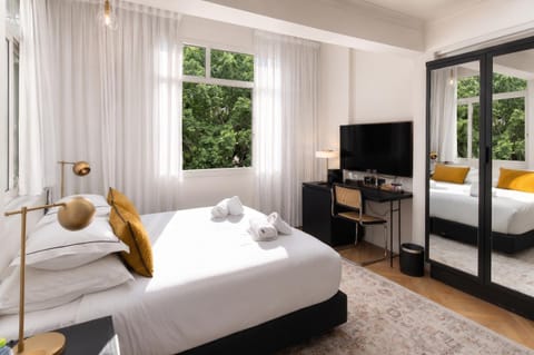 Bed, TV and multimedia, Bedroom