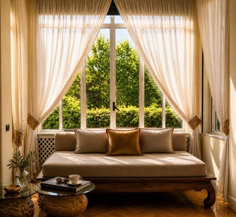 Bed, Seating area
