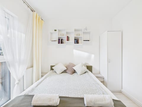 Property building, Bed, Photo of the whole room, Bedroom, towels