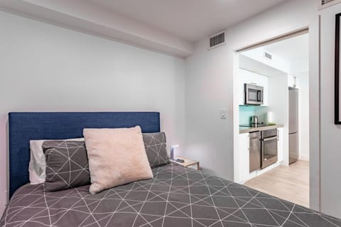 Luxe 2BR w Parking in Heart of South Beach Apartment in South Beach Miami