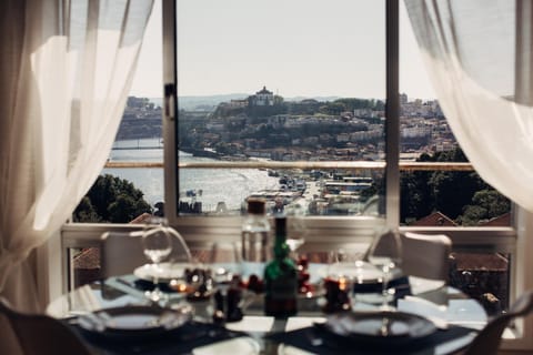 Dining area, City view, Mountain view