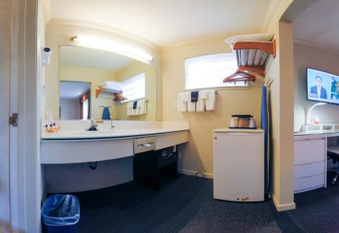 Shower, Bathroom, Area and facilities