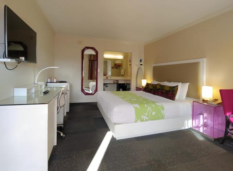 Bed, TV and multimedia, Bedroom