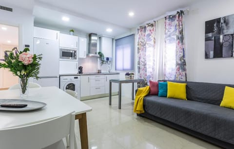 Kitchen or kitchenette, Living room, Seating area, Dining area, stove