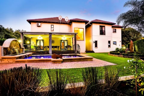 Property building, Garden view, Pool view, Swimming pool