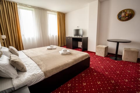 Bed, TV and multimedia, Photo of the whole room, Bedroom, hair dresser, towels