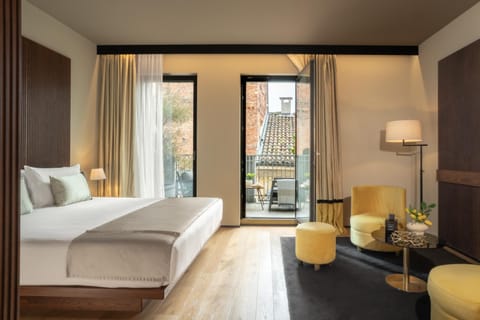 Bed, Photo of the whole room, Seating area, Bedroom