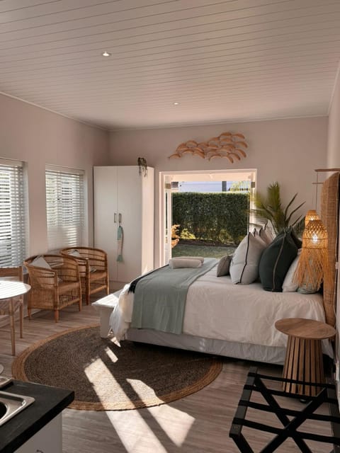 Bed, Photo of the whole room, Seating area