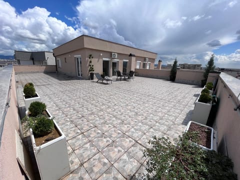 Property building, Garden, Balcony/Terrace