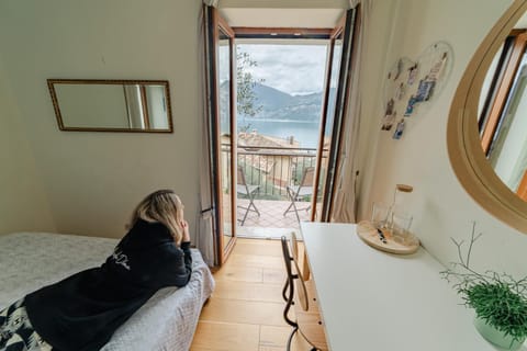 Bed, Natural landscape, View (from property/room), Balcony/Terrace, Photo of the whole room, Bedroom, Lake view, Landmark view, Mountain view