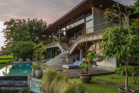 Property building, Facade/entrance, Spring, Summer, Balcony/Terrace, On site, Pool view, Swimming pool, Inner courtyard view