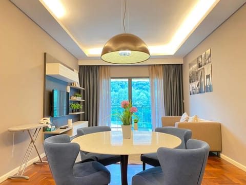 TV and multimedia, Balcony/Terrace, Living room, Decorative detail, Seating area, Dining area