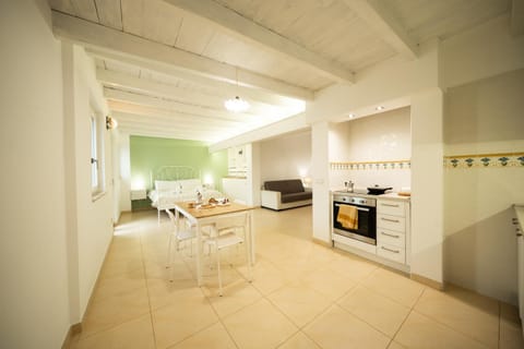 Kitchen or kitchenette, Living room, Seating area, Dining area
