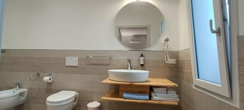 Toilet, Bathroom, bidet, towels