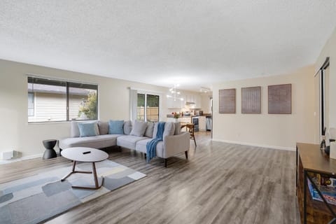 Garden Park Getaway Apartment in Tigard