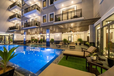 Night, Pool view, Swimming pool, sunbed