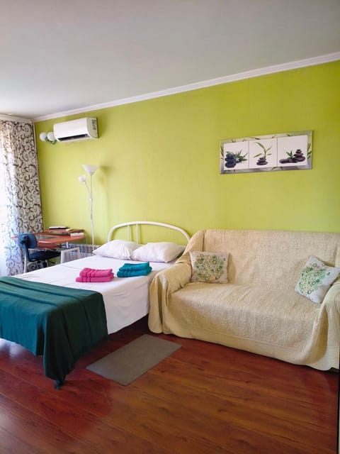 Bed, Photo of the whole room, Seating area, Bedroom, towels
