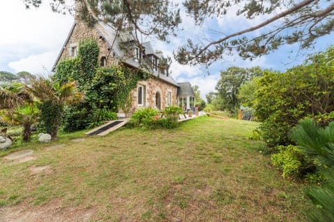 Grande Maison, les pieds dans l'eau, Vacances Bord de Mer (50m de la plage). House in Penvénan