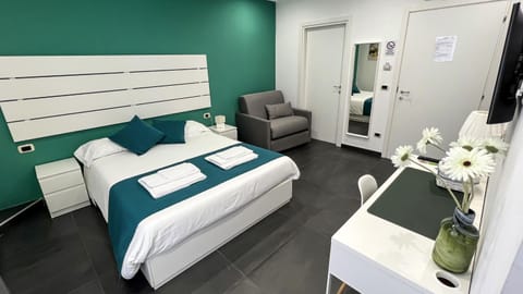 Bed, TV and multimedia, Photo of the whole room, Bedroom