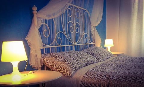 Photo of the whole room, Decorative detail