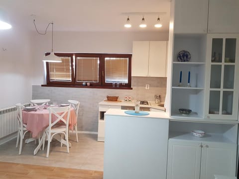 Kitchen or kitchenette, Dining area