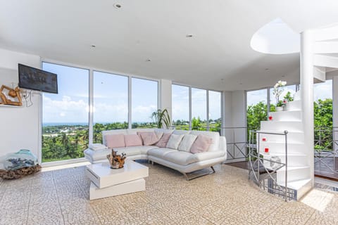 Communal lounge/ TV room, Sea view