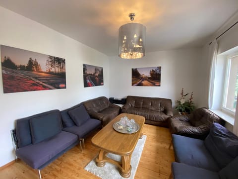 Nürburgring Ferienhaus m. Parkplatz - Klima - Garten und viel Platz House in Ahrweiler