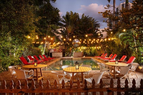 Restaurant/places to eat, Garden, Food and drinks, Swimming pool, Drinks, Alcoholic drinks, Non alcoholic drinks