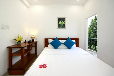 Bed, Photo of the whole room, Decorative detail, Bedroom, Guests, Garden view, children, young children, older children, group of guests, Family