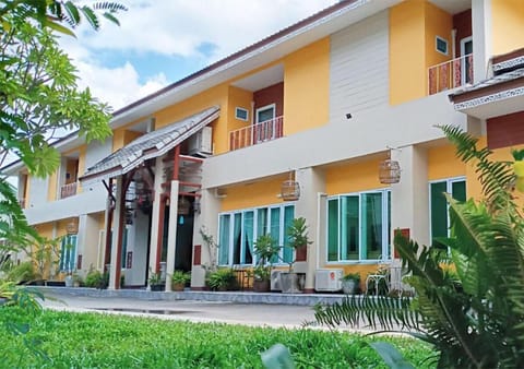 Property building, Patio, Facade/entrance, Garden