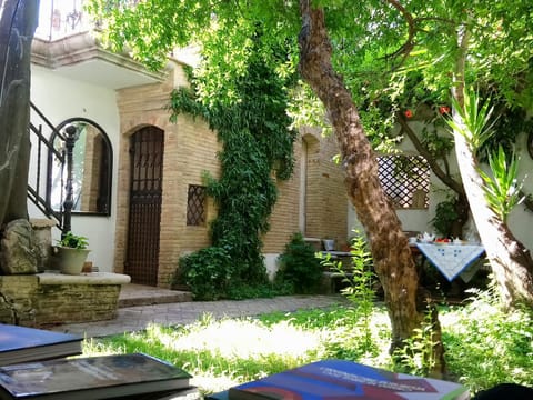 Communal lounge/ TV room, Garden