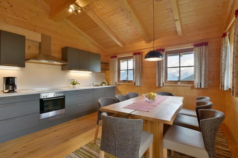 Kitchen or kitchenette, Seating area, Dining area, stove