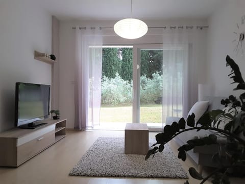 Communal lounge/ TV room, Living room, Garden view