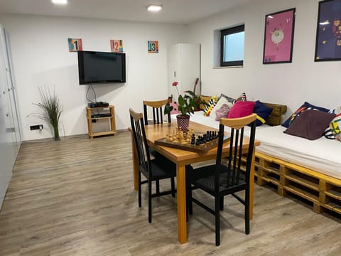 Bed, Kitchen or kitchenette, Living room, Seating area, Dining area