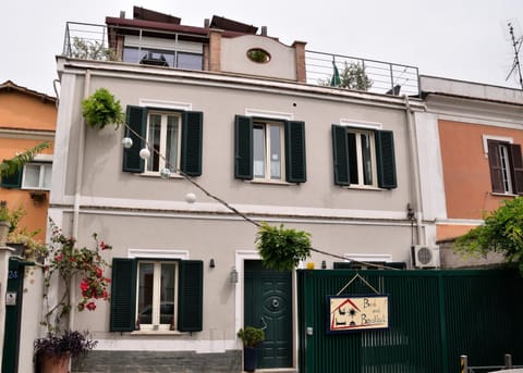Facade/entrance