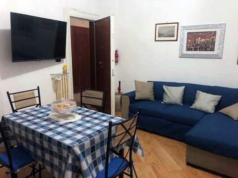 TV and multimedia, Living room, Food and drinks, Photo of the whole room, Dining area