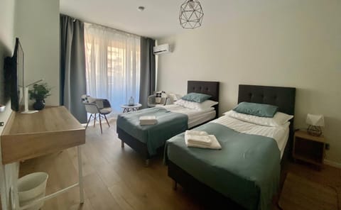Bed, TV and multimedia, Living room, Photo of the whole room, Bedroom, air conditioner