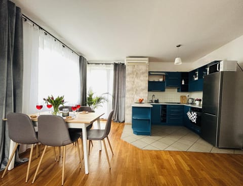 Communal lounge/ TV room, Balcony/Terrace, Kitchen or kitchenette, Living room, Communal kitchen, Sunrise