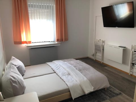 Bed, TV and multimedia, Photo of the whole room